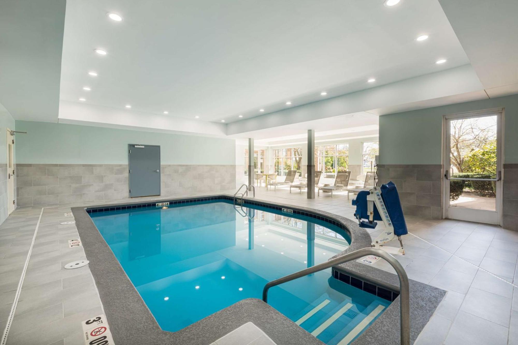 Hilton Garden Inn Сент-Чарльз Экстерьер фото