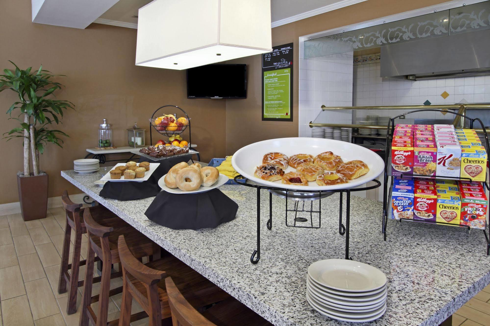 Hilton Garden Inn Сент-Чарльз Экстерьер фото